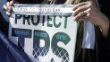 Una manifestante sostiene una pancarta que dice Proteja TPS, durante una concentración a favor de este programa en EEUU. Una manifestante sostiene una pancarta que dice Proteja TPS, durante una concentración a favor de este programa en EEUU.