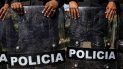 Agentes de la policía nicaragüense montan guardia durante un plantón de opositores al régimen de Daniel Ortega. Agentes de la policía nicaragüense montan guardia durante un plantón de opositores al régimen de Daniel Ortega.