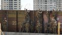 Soldados estadounidenses instalan un cercado de alambre en San Diego, California, para impedir el paso de la caravana de migrantes. Soldados estadounidenses instalan un cercado de alambre en San Diego, California, para impedir el paso de la caravana de migrantes.