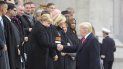 El presidente de los Estados Unidos, Donald J. Trump (R), de la mano a la canciller alemana, Angela Merkel, cuando llega a la ceremonia internacional para el Centenario del Armisticio de la Primera Guerra Mundial, el 11 de noviembre de 1918, en el Arco del Triunfo, en París, Francia, el 11 de noviembre de 2018. El presidente de los Estados Unidos, Donald J. Trump (R), de la mano a la canciller alemana, Angela Merkel, cuando llega a la ceremonia internacional para el Centenario del Armisticio de la Primera Guerra Mundial, el 11 de noviembre de 1918, en el Arco del Triunfo, en París, Francia, el 11 de noviembre de 2018.