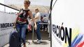 Según los datos de Naciones Unidas, más de 3 millones de venezolanos han abandonado el país desde 2015 en busca de refugio en los países vecinos a causa de la crisis socioeconómica que atraviesa el país. Según los datos de Naciones Unidas, más de 3 millones de venezolanos han abandonado el país desde 2015 en busca de refugio en los países vecinos a causa de la crisis socioeconómica que atraviesa el país.