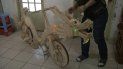 Vista de la bicicleta con forma de dragón fabricada por un chino con palitos de helados. Vista de la bicicleta con forma de dragón fabricada por un chino con palitos de helados.