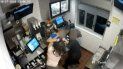Tras el ataque, la empleada, que no quiso mostrar su rostro ni dar su nombre, aseguró que están tomando más medidas de seguridad en el restaurante. Tras el ataque, la empleada, que no quiso mostrar su rostro ni dar su nombre, aseguró que están tomando más medidas de seguridad en el restaurante.