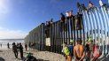 Decenas de migrantes centroamericanos llegan a la frontera México-Estados Unidos y trepan la valla que divide ambos países. Decenas de migrantes centroamericanos llegan a la frontera México-Estados Unidos y trepan la valla que divide ambos países.