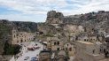 Y por supuesto, como en toda Italia, también la vida en Matera gira en torno a la comida, como lo demuestran los numerosos restaurantes en la ciudad. Y por supuesto, como en toda Italia, también la vida en Matera gira en torno a la comida, como lo demuestran los numerosos restaurantes en la ciudad.