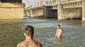 Entre esas dos aguas tratará de nadar Israel, distinguido también como mejor actor por esta cruza de ficción y documental que ganó la Concha de Oro en San Sebastián hace apenas unos meses. Entre esas dos aguas tratará de nadar Israel, distinguido también como mejor actor por esta cruza de ficción y documental que ganó la Concha de Oro en San Sebastián hace apenas unos meses.