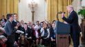 El presidente Donald Trump (der.), durante un enfrentamiento con el corresponsal de la CNN para la Casa Blanca, Jim Acosta (izq.), el 7 de noviembre del 2018. El presidente Donald Trump (der.), durante un enfrentamiento con el corresponsal de la CNN para la Casa Blanca, Jim Acosta (izq.), el 7 de noviembre del 2018.