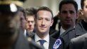 Mark Zuckerberg (cen.), director ejecutivo de Facebook, es visto en la sede del Capitolio, en Washington DC, acompañado por policías, en abril de 2018. Mark Zuckerberg (cen.), director ejecutivo de Facebook, es visto en la sede del Capitolio, en Washington DC, acompañado por policías, en abril de 2018.