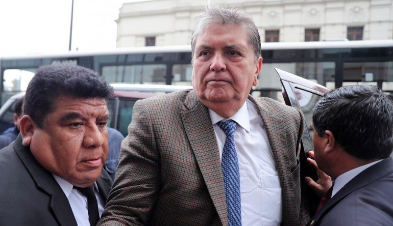 El expresidente peruano Alan Garc&iacute;a llega a la sede del despacho del fiscal Jos&eacute; Domingo P&eacute;rez para responder por presuntos sobornos recibidos de la constructora brasile&ntilde;a Odebrecht en la construcci&oacute;n de la L&iacute;nea 1 del Metro de Lima).