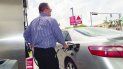 El precio de la gasolina varía acorde alvalor del barril de petróleo y el costo de producir el combustible. El precio de la gasolina varía acorde alvalor del barril de petróleo y el costo de producir el combustible.