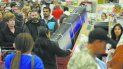 El horario de apertura de las tiendas para las compras del Viernes Negro acorta la posibilidad de que los comerciantes compartan con sus familias. El horario de apertura de las tiendas para las compras del Viernes Negro acorta la posibilidad de que los comerciantes compartan con sus familias.