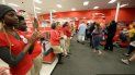 Target también dijo que este año tendrá una nueva opción de compra móvil en las tiendas. Target también dijo que este año tendrá una nueva opción de compra móvil en las tiendas.