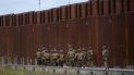 Militares estadounidenses caminan junto al muro fronterizo entre Estados Unidos y México. Militares estadounidenses caminan junto al muro fronterizo entre Estados Unidos y México.
