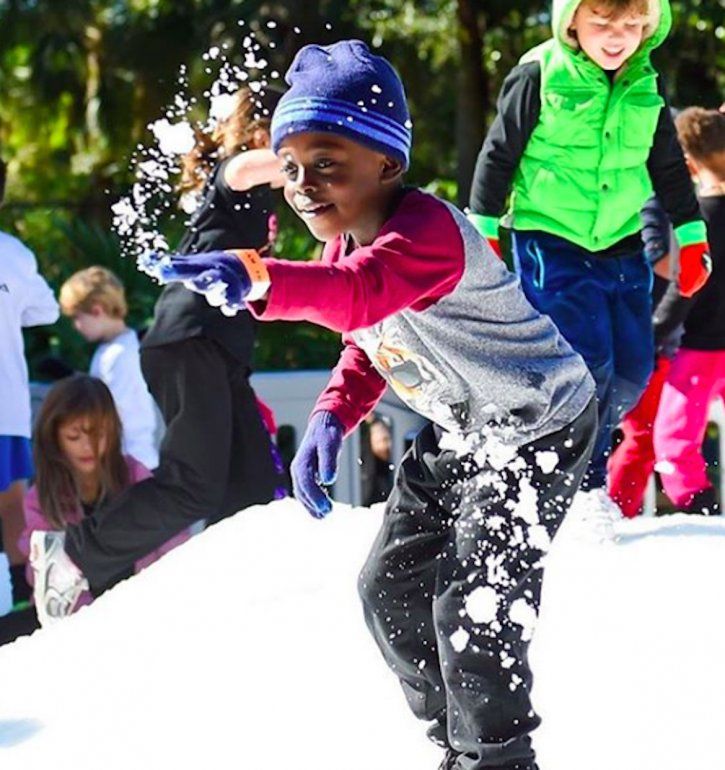 Jugar en la nieve.