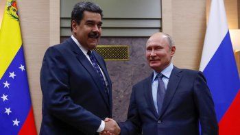 Desde un primer momento el presidente ruso, Vladímir Putin, apoyó a Nicolás Maduro, ante lo que llamó injerencia destructiva de EEUU y abogó por el diálogo para solucionar la crisis en el país latinoamericano.