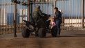 Una mujer centroamericana es detenida por un oficial en la frontera entre EEUU y Mexico. Una mujer centroamericana es detenida por un oficial en la frontera entre EEUU y Mexico.