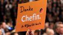 Una delegada muestra un cartel con el mensaje Gracias por 18 años de presidencia de la CDU durante el discurso de despedida que pronunció la canciller alemana, Angela Merkel, en el congreso federal del partido celebrado en Hamburgo, Alemania. Una delegada muestra un cartel con el mensaje Gracias por 18 años de presidencia de la CDU durante el discurso de despedida que pronunció la canciller alemana, Angela Merkel, en el congreso federal del partido celebrado en Hamburgo, Alemania.