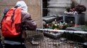 Flores frescas y botellas de alcohol sobre su sepultura, junto a un goteo constante de seguidores y turistas que contrasta con la calma en el resto de lechos, dan fe de la veneración que aún se le profesa. Flores frescas y botellas de alcohol sobre su sepultura, junto a un goteo constante de seguidores y turistas que contrasta con la calma en el resto de lechos, dan fe de la veneración que aún se le profesa.