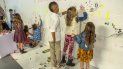 Varios niños pintan en una pared durante la inauguración de la exposición Wonder en el edificio Paramount Downtown Miami Worldcenter, en Miami. Varios niños pintan en una pared durante la inauguración de la exposición Wonder en el edificio Paramount Downtown Miami Worldcenter, en Miami.