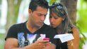Dos cubanos se conectan a internet desde un teléfono móvil. Dos cubanos se conectan a internet desde un teléfono móvil.