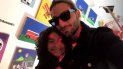 Romeo Arias no podía contener la emoción al ver que su famoso tío había cumplido su promesa y se había desplazado hasta la galería de Wynwood, para pasar un rato junto al joven dibujante. Romeo Arias no podía contener la emoción al ver que su famoso tío había cumplido su promesa y se había desplazado hasta la galería de Wynwood, para pasar un rato junto al joven dibujante.
