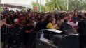 Momento en que la multitud forcejeaba con los Policías de Miami Dade y el personal de seguridad. Momento en que la multitud forcejeaba con los Policías de Miami Dade y el personal de seguridad.