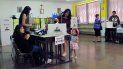 Una mujer acompañada de una niña vota en un colegio electoral de Lima (Perú). Una mujer acompañada de una niña vota en un colegio electoral de Lima (Perú).