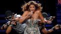 Beyoncé subió anoche fotografías a Instagram en las que posa con el set de joyería tradicional indio, grandes pendientes dorados a juego con su maang tikka -una suerte de colgante para la cabeza que cae sobre la frente-. Beyoncé subió anoche fotografías a Instagram en las que posa con el set de joyería tradicional indio, grandes pendientes dorados a juego con su maang tikka -una suerte de colgante para la cabeza que cae sobre la frente-.