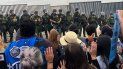 Un grupo de manifestantes, en su mayoría religiosos, se confronta a miembros del Servicio de Protección Federal (FPS) durante un acto de desobediencia civil en apoyo a la caravana migrante hoy, cerca del muro fronterizo entre Tijuana y San Diego. Un grupo de manifestantes, en su mayoría religiosos, se confronta a miembros del Servicio de Protección Federal (FPS) durante un acto de desobediencia civil en apoyo a la caravana migrante hoy, cerca del muro fronterizo entre Tijuana y San Diego.