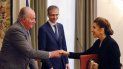 El rey Juan Carlos hace entrega del Premio de Economía que lleva su nombre a la economista estadounidense de origen cubano Carmen Reinhart en un acto celebrado este 11 de diciembre en el Banco de España. El rey Juan Carlos hace entrega del Premio de Economía que lleva su nombre a la economista estadounidense de origen cubano Carmen Reinhart en un acto celebrado este 11 de diciembre en el Banco de España.