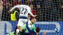 El conjunto inglés anotó su tanto a cinco minutos para el final y con el empate se instaló en octavos de final. El conjunto inglés anotó su tanto a cinco minutos para el final y con el empate se instaló en octavos de final.