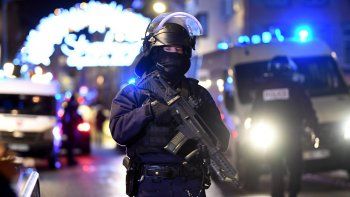 Oficiales de policía hacen guardia cerca a donde podría ubicarse al atacante tras un tiroteo mortal registrado en el Mercado de Navidad de Estrasburgo, Francia.