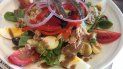 La ensalada Nicoise, del chef Philippe Ruiz, es un festín de verduras mixtas, con atún en aceite, tomate, aceitunas, cebolla roja, habichuelas y pequeñas porciones de papa hervida. La ensalada Nicoise, del chef Philippe Ruiz, es un festín de verduras mixtas, con atún en aceite, tomate, aceitunas, cebolla roja, habichuelas y pequeñas porciones de papa hervida.