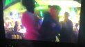 Un oficial de la policía de Miami Beach le da un puñetazo en la cara a un hombre desarmado. Un oficial de la policía de Miami Beach le da un puñetazo en la cara a un hombre desarmado.
