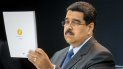 El dictador venezolano Nicolás Maduro sostiene un cuaderno con el logo de la criptomoneda petro. El dictador venezolano Nicolás Maduro sostiene un cuaderno con el logo de la criptomoneda petro.