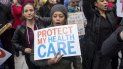 Varias personas manifiestan en EEUU con pancartas en las que se puede leer Protege a nuestra seguridad de salud. Varias personas manifiestan en EEUU con pancartas en las que se puede leer Protege a nuestra seguridad de salud.