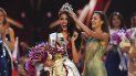 La sudafricana Demi-Leigh Nel-Peters corona a su sucesora, la filipina Catriona Gray, como Miss Universo 2018. La sudafricana Demi-Leigh Nel-Peters corona a su sucesora, la filipina Catriona Gray, como Miss Universo 2018.