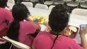 Niños inmigrantes toman alimentos en un refugio para menores no acompañados. Niños inmigrantes toman alimentos en un refugio para menores no acompañados.
