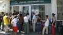 Un grupo de personas hace fila en un banco de La Habana. Un grupo de personas hace fila en un banco de La Habana.