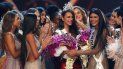 La filipina Catriona Gray felicitada por sus compañeras. La filipina Catriona Gray felicitada por sus compañeras.