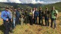 Foto cedida por la Policía Nacional de Colombia, del momento en el que la joven Melisa Martínez García (cen.) posa junto al grupo que colaboró en su rescate en una zona rural de Santa Marta, Colombia. Foto cedida por la Policía Nacional de Colombia, del momento en el que la joven Melisa Martínez García (cen.) posa junto al grupo que colaboró en su rescate en una zona rural de Santa Marta, Colombia.