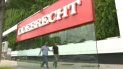 Dos hombres caminan frente al logo de la constructora brasileña Odebrecht. Dos hombres caminan frente al logo de la constructora brasileña Odebrecht.
