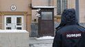 Un agente de Policía ruso vigila la entrada de la embajada de EEUU en Moscú a propósito de las acusaciones estadounidenses de injerencia rusa en las elecciones presidenciales de 2016. Un agente de Policía ruso vigila la entrada de la embajada de EEUU en Moscú a propósito de las acusaciones estadounidenses de injerencia rusa en las elecciones presidenciales de 2016.