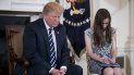 El presidente Donald Trump (izq.), durante una sesión de escucha con estudiantes y profesores de secundaria, en el comedor estatal de la Casa Blanca, en Washington, tras la masacre de Parkland, en Florida. El presidente Donald Trump (izq.), durante una sesión de escucha con estudiantes y profesores de secundaria, en el comedor estatal de la Casa Blanca, en Washington, tras la masacre de Parkland, en Florida.