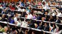 Diputados cubanos participan en una votación durante la sesión plenaria del Parlamento unicameral de la isla. Diputados cubanos participan en una votación durante la sesión plenaria del Parlamento unicameral de la isla.