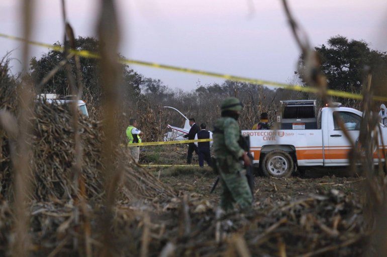 Expertos trabajan en el área donde se precipitó el helicóptero en el que viajaban la gobernadora de Puebla, Martha Erika Alonso, y su esposo, el exgobernador de Puebla, Rafael Moreno Valle.