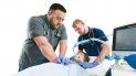 Cerca de la mitad de la población de Puerto Rico recibe sus servicios médicos por medio del Plan de Salud del Gobierno . Cerca de la mitad de la población de Puerto Rico recibe sus servicios médicos por medio del Plan de Salud del Gobierno .