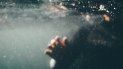 Imagen referencial de una persona bajo el agua en una piscina. Imagen referencial de una persona bajo el agua en una piscina.