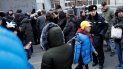 Padres acuden a recoger a sus hijos a una escuela de primaria en Xuanwu (China). Padres acuden a recoger a sus hijos a una escuela de primaria en Xuanwu (China).