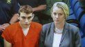 Imagen de archivo de Nikolas Cruz, autor confeso de la masacre de Parkland, junto a la asistente del defensor público Melisa McNeill, un día después de acabar con la vida de 17 personas. Imagen de archivo de Nikolas Cruz, autor confeso de la masacre de Parkland, junto a la asistente del defensor público Melisa McNeill, un día después de acabar con la vida de 17 personas.